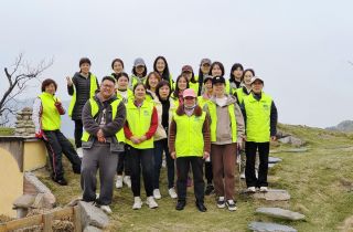 環(huán)保徒步行  “益”起拾垃圾 | 國貿(mào)開展綠足跡環(huán)保活動(dòng)