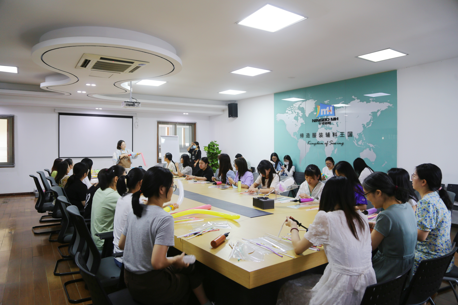 當氣球遇上玉兔 | 國貿(mào)開展中秋氣球DIY活動